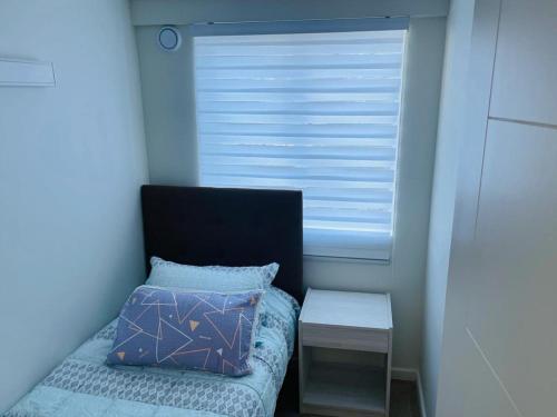 奥索尔诺RUCAMAR的一间小卧室,配有床和窗户