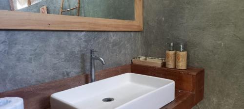 RuaRua Beach Resort Sumba的浴室设有白色水槽和镜子