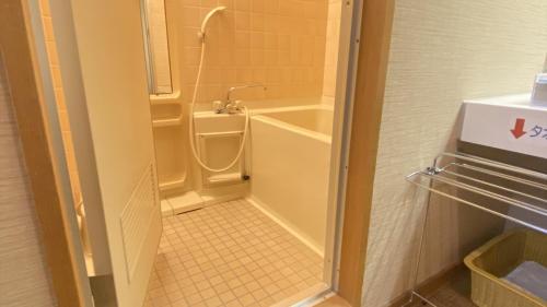 朝日小川日式旅馆的带淋浴和浴缸的小浴室