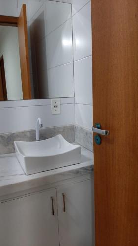 维拉维尔哈Jockey Family_Villaggio di Piazza的浴室设有白色水槽和镜子