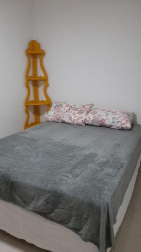 维拉维尔哈Jockey Family_Villaggio di Piazza的床上有灰色的毯子