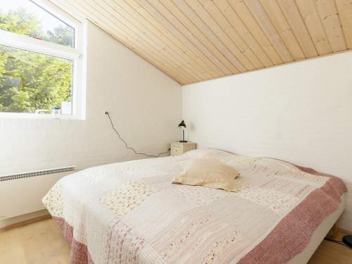 埃斯比约Holiday home Esbjerg V X的一间带床的卧室,位于带窗户的房间内