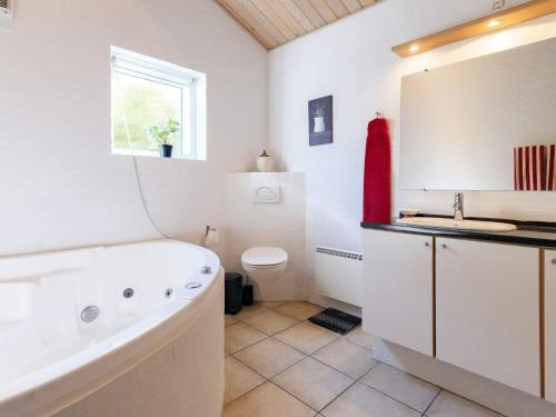 埃斯比约Holiday home Esbjerg V X的带浴缸、卫生间和盥洗盆的浴室