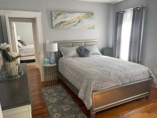 波士顿Boston Luxury Condo Style Rooms的一间卧室配有一张床和镜子