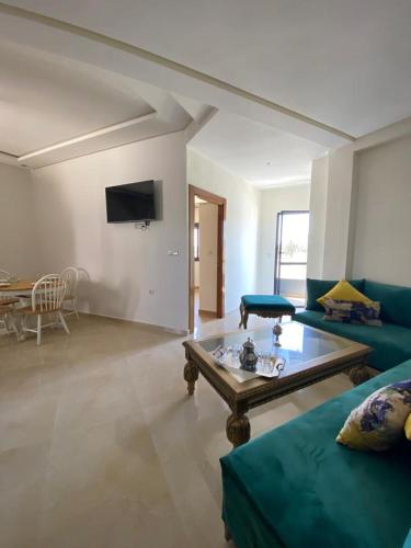 杰迪代appartement S-oumaima 2 el jadida的带沙发和咖啡桌的客厅