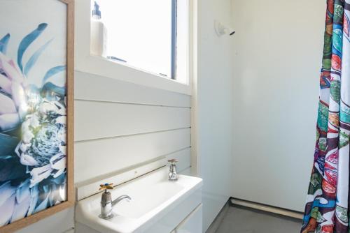 派西亚Bay of Islands Lodge的一间带水槽和窗户的浴室