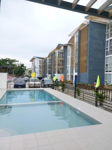 MaribagoFully Furnished Staycation - Neflix, Pool,Can cook near Mactan Airport的大楼公寓大楼的游泳池