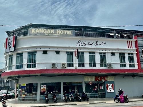 加央Kangar Hotel Sdn Bhd的一辆摩托车停在酒店前面的酒店