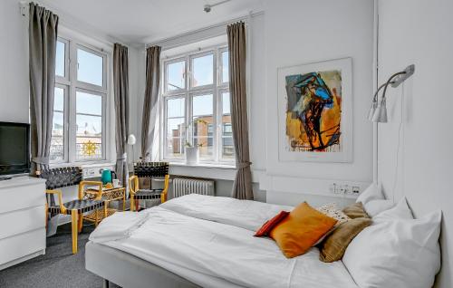 科灵Villa Gertrud的卧室配有白色的床和电视。