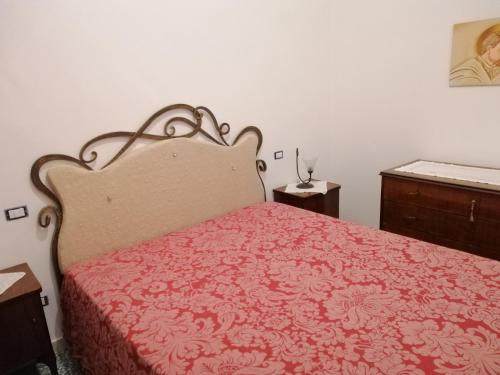 马蒂诺Orchidea的一间卧室配有一张带红色毯子的床