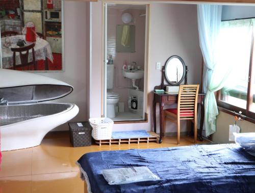 立山町Pension Alba - Vacation STAY 70965v的一间带水槽和镜子的浴室