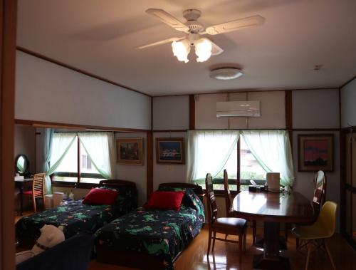 立山町Pension Alba - Vacation STAY 70965v的客厅配有沙发和桌子