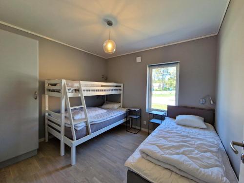 阿米涅阿米尼弗里提德与哈弗巴德度假酒店的一间卧室设有两张双层床和一扇窗户。