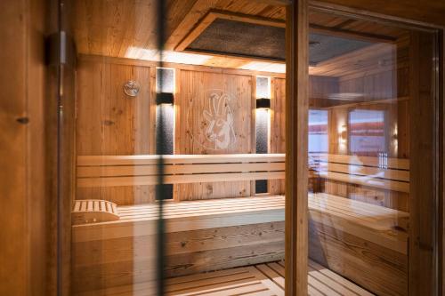 施图拜河谷新施蒂夫特斯图拜尔霍夫酒店的一间设有木墙和玻璃门的桑拿浴室