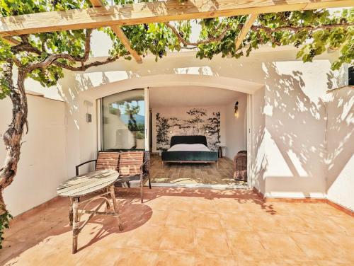 科利尤尔La Casa Albera du Domaine de Cap Collioure - Piscine Privative- Cadre Exceptionnel的一间卧室,配有一张床和一棵树