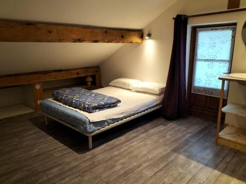 瓦卢伊斯A découvrir Superbe Maison Calme et Lumineuse的一间小卧室,配有床和窗户