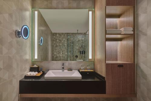 迪沙鲁Four Points by Sheraton Desaru的一间带水槽和镜子的浴室
