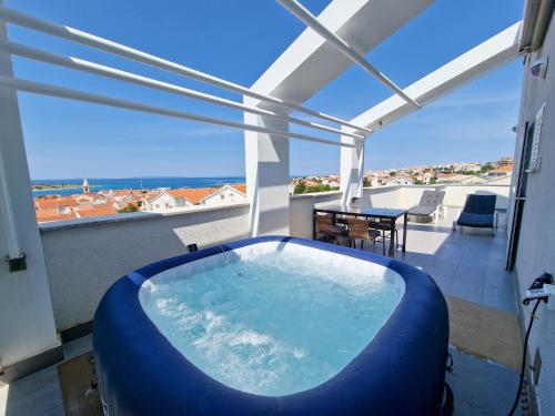 诺瓦利娅Vila Novak的海景阳台上的热水浴池