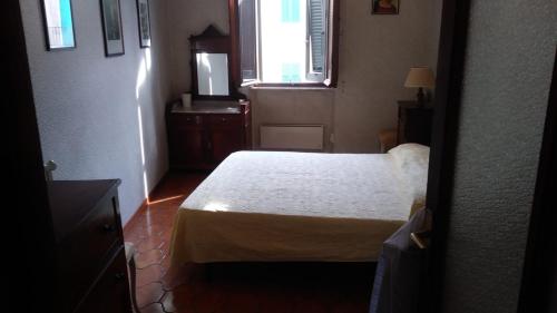 费拉约港Casa Lenzi的一间小卧室,配有床和窗户