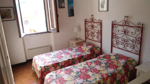 费拉约港Casa Lenzi的一间卧室,配有两张床