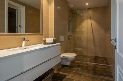 拉多维奇Lustica Bay Apartment Maria By 2bhome的浴室配有卫生间、盥洗盆和淋浴。