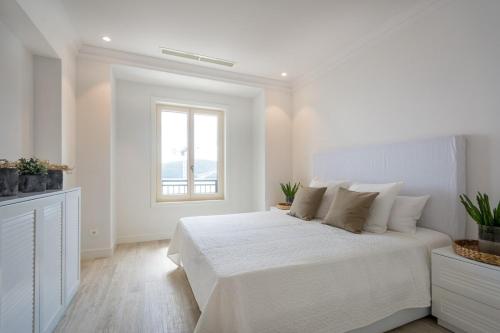拉多维奇Lustica Bay Apartment Maria By 2bhome的白色的卧室设有白色的床和窗户。