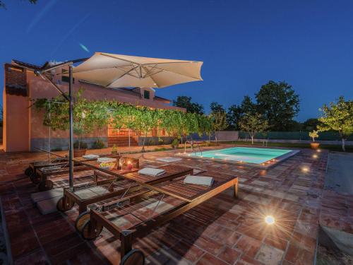 Donji ZemunikCharming holiday home with private pool的一座带游泳池和遮阳伞的房子