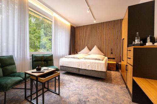 诺德奈Hotel Südblick的卧室配有1张床、1张桌子和1把椅子