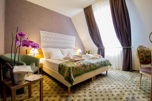 佐洛恰尼包贾尼库利亚酒店的酒店客房设有床和窗户。