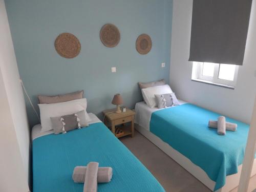 法里拉基Pervoli的一间卧室配有两张带横跨横跨的床铺。