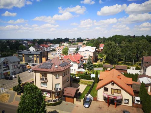 沃姆扎Małe mieszkanie的享有小镇的空中景致,设有房屋