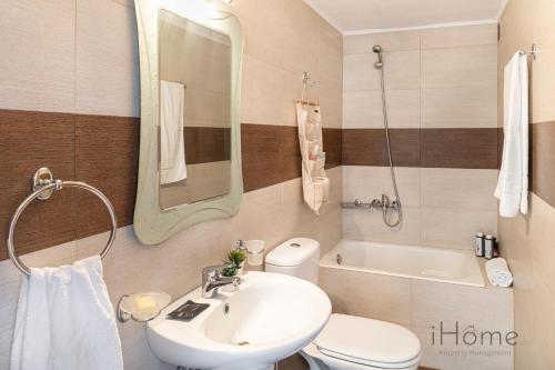 毕达哥利翁I Love Samos - Maisonette at the heart of Pythagorio的浴室配有盥洗盆、卫生间和浴缸。
