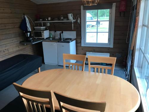佩洛Arctic Camping Finland的带厨房的客房内的桌椅