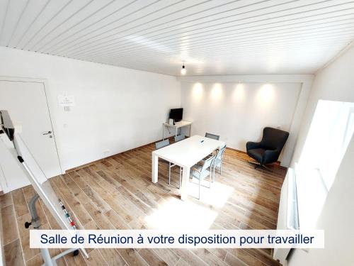 Mont-Saint-GuibertStudio Autonome Mont Saint Guibert的白色的客房配有书桌和椅子