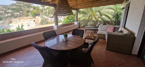 阿尔姆尼卡Los Cipreses - Casa Ola的美景阳台配有桌椅