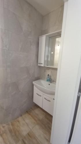 斯特鲁加Villa Bardha的白色的浴室设有水槽和镜子