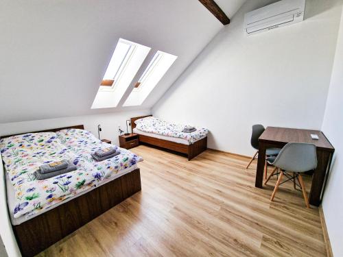 Bartkowa-PosadowaGraVelo - Noclegi的一间卧室配有两张床、一张桌子和一张桌子