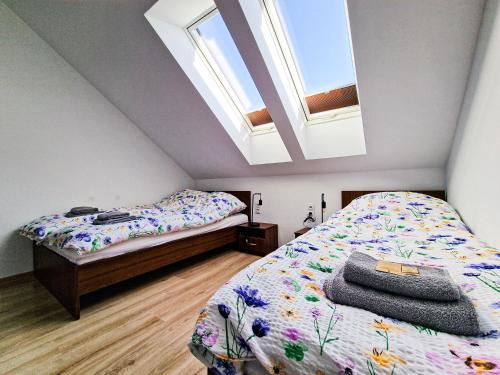 Bartkowa-PosadowaGraVelo - Noclegi的一间卧室设有两张床和天窗