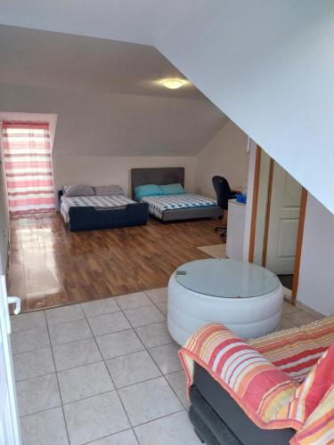 赫尔采格诺维Apartmani Zelenika的客厅设有2张床