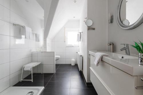 NiedersalweyLandhaus Salweytal的白色的浴室设有水槽和镜子