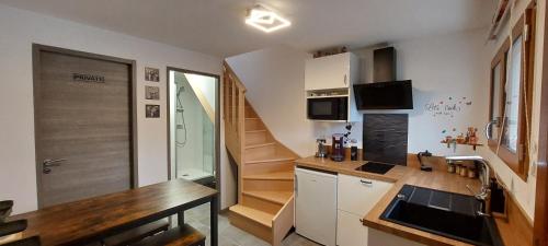 萨韦奈Studio duplex à Savenay的一个带水槽和楼梯的小厨房