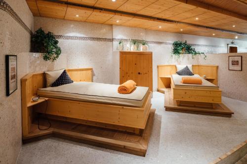 兰德埃克胡贝尔特拉姆瑟霍夫酒店的配有两张床的客房