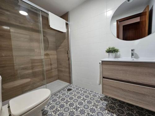 Santa Eulalia633A Colloto, 3 dorm. y garaje的带淋浴、卫生间和盥洗盆的浴室