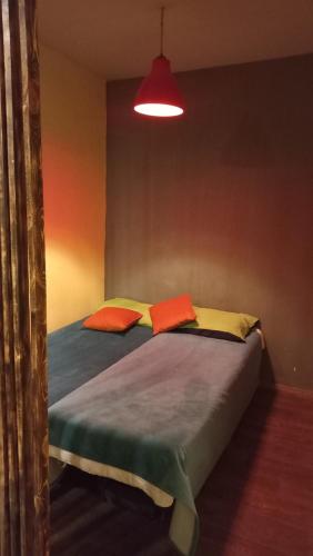 埃里温City Center Suit的一间卧室配有两张床和灯具