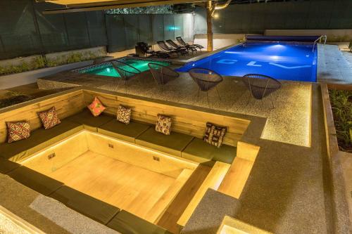 内罗毕Gigiri Lion Villas的享有带桌椅的游泳池的顶部景致