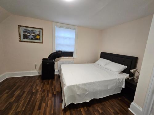 萨默赛德Sunflower Guest Suites的卧室配有白色的床和窗户。