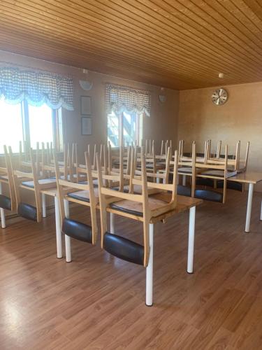 BergsstaðirGíslaskáli的一间带长桌和椅子的用餐室