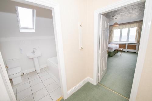 布里德灵顿The Seacourt的客房内设有带水槽和卫生间的浴室