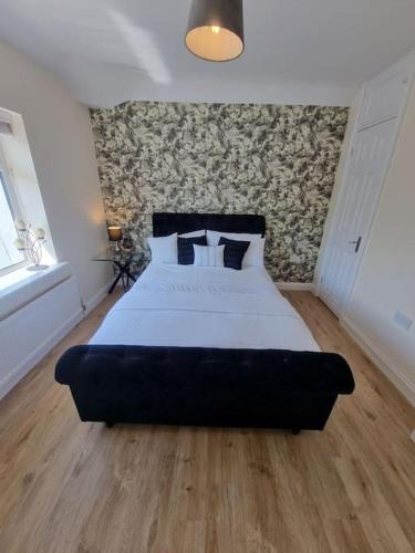 莱斯特Somers Lodge的一间卧室,卧室内配有一张大床