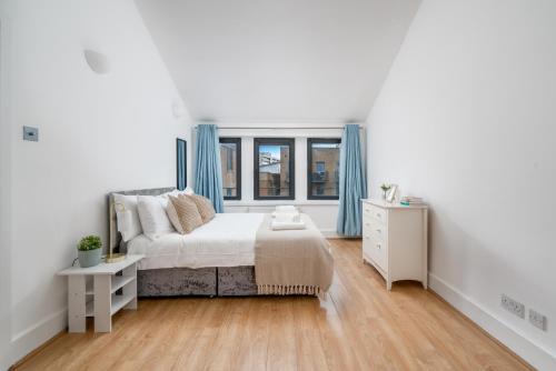 伦敦Modern 1 Bedroom City Penthouse Apartment的白色的卧室设有床和窗户